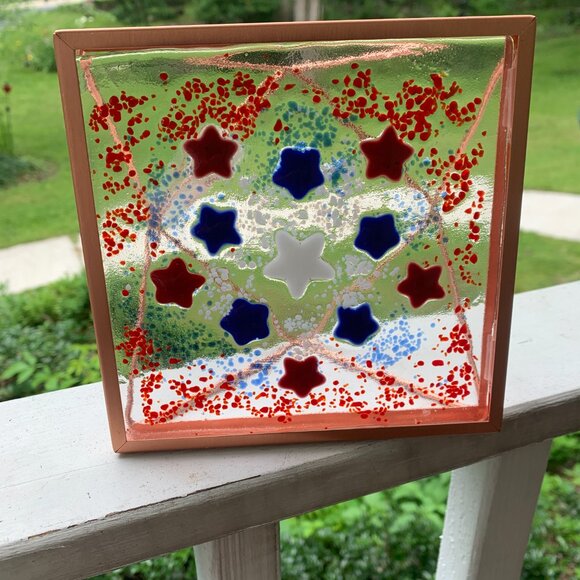 #6235 FUSED GLASS SUN CATCHER  RED WHITE & BLUE STARS IN GOLD TONE FRAME - Picture 4 of 8
